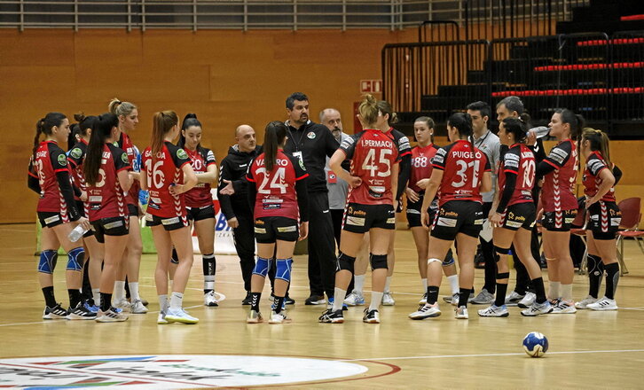 Argazki nagusian, Zuazoko jokalariak Rocasaren aurkako hutsarte batean; honen eskuinean, Esti Velasco kapitaina.