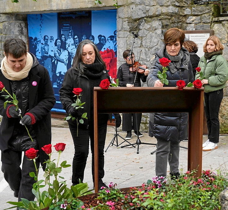 Lore eskaintza egin zen omenaldi ekitaldian.