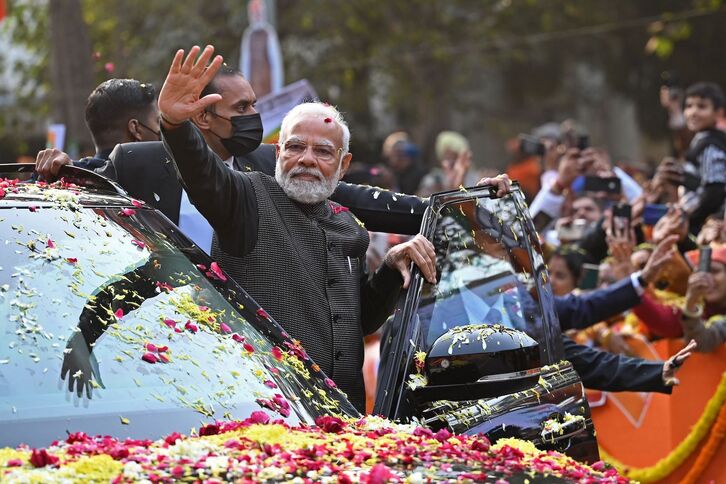 El primer ministro de la India, Narendra Modi, saluda a sus seguidores en Nueva Delhi.