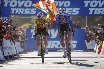 Van der Poel y Van Aert han entrado juntos en la línea de meta.