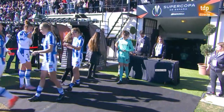 Jugadoras de la Real recogen las medallas de subcampeonas de la Supercopa.