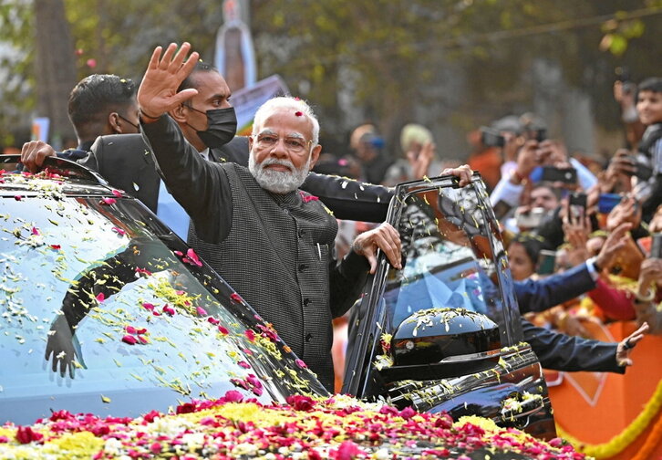 El primer ministro de la India, Narendra Modi, saluda a sus seguidores en Nueva Delhi.