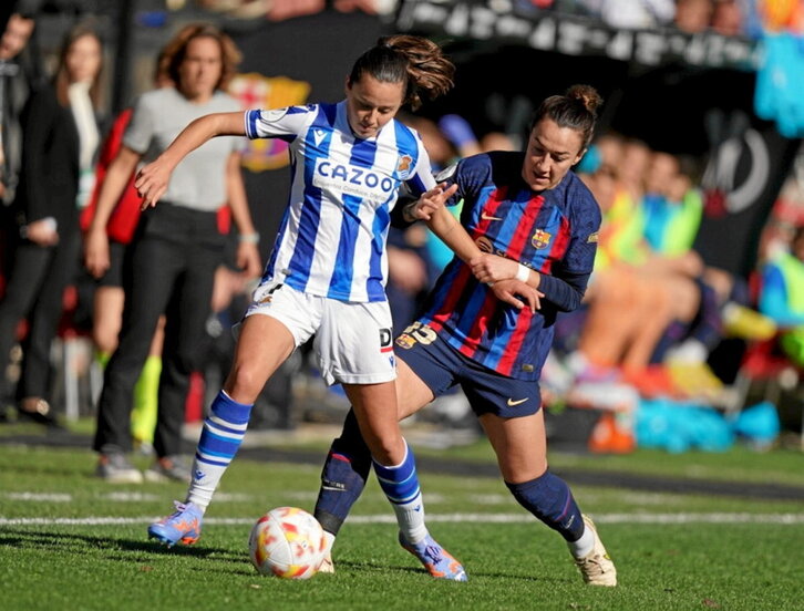 Amaiur, que regresó al once, intenta proteger el balón ante Bronze.