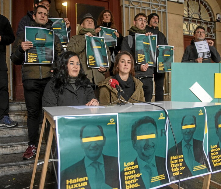 Jauzi Ekosozialaren aurkezpena. Zutik, erdian, kapelarekin, Juan Gorostidi.