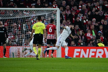 Benzema ha marcado el gol madridista en la primera mitad.