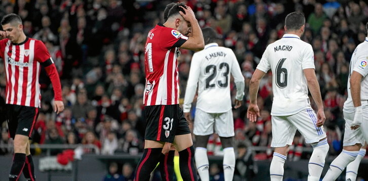 Aitor Paredes se lamenta tras el gol de Benzema.