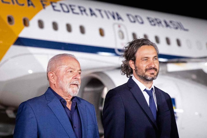 Lula, recibido a su llegada a Argentina por el ministro de Relaciones Exteriores, Santiago Cafiero.