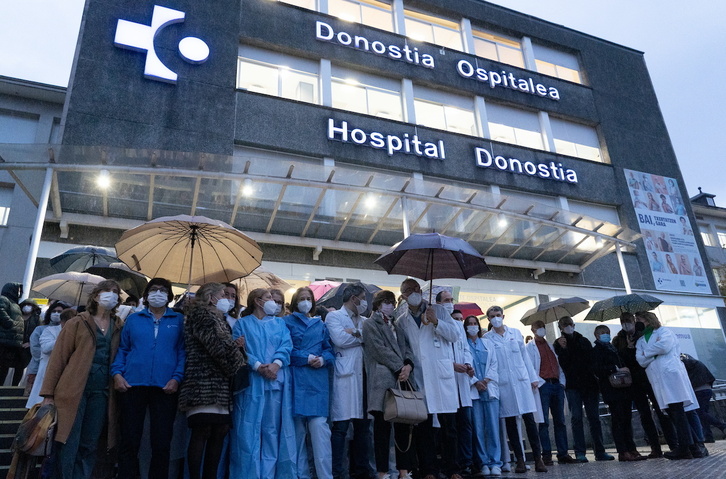 Zerbitzu-buru eta gainerako profesionalek, aurreko elkarretaratze batean.