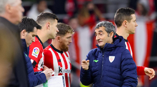 Valverde movi&oacute; el banquillo en el segundo tiempo para buscar el empate ante el Madrid. (@AthleticClub)