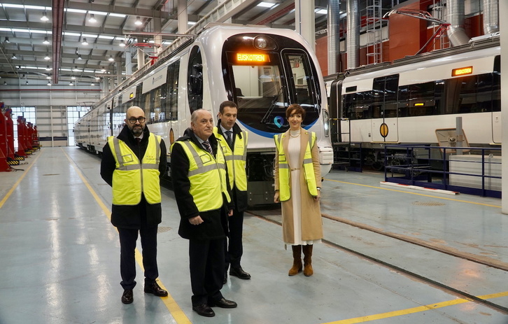 Dos de las cuatro nuevas unidades se encuentran ya en los talleres de Euskotren en Irun.