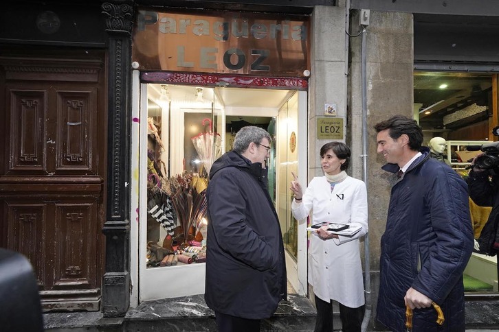 Paragüería Leoz ha recibe la baldosa y el libro conmemorativo por su centenario. 