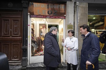 Paragüería Leoz ha recibe la baldosa y el libro conmemorativo por su centenario. 