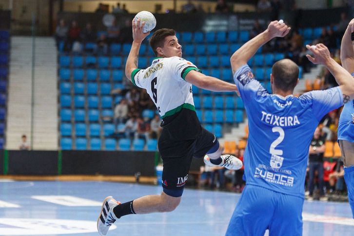 Edu Fernández renueva por una temporada más con opción a otra.