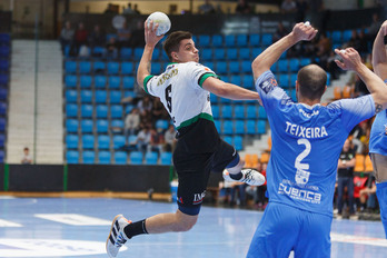 Edu Fernández renueva por una temporada más con opción a otra.