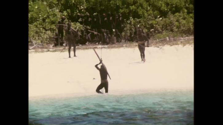 Miembros de la tribu de la isla Sentinel expulsando a los visitantes. 