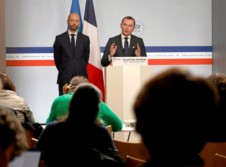 El ministro de Trabajo, Olivier Dussopt, y detrás el de Función Pública, Stanislas Guerini.