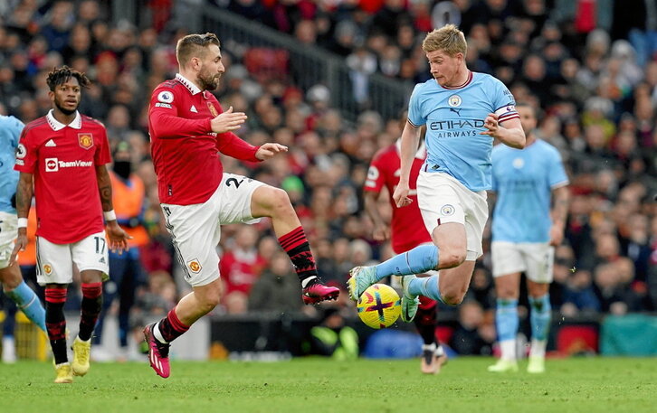 Kevin de Bruyne Manchester Citykoa eta Luke Shaw Manchester United-ekoa, hilabete honetan Old Trafforden jokatu duten derbian.