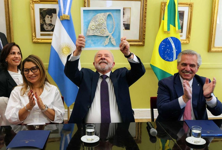Lula alza un cuadro con el emblemático pañuelo blanco de las Madres y Abuelas de Plaza de Mayo. 