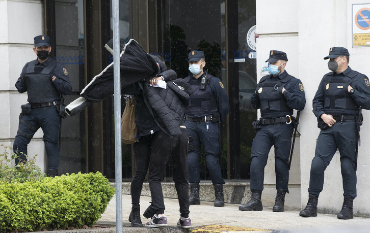 Agentes de la Policía española ante la comisaría de la Policía Municipal de Iruñea, tras un operativo en el que se detuvo a ocho jóvenes en 2021. 