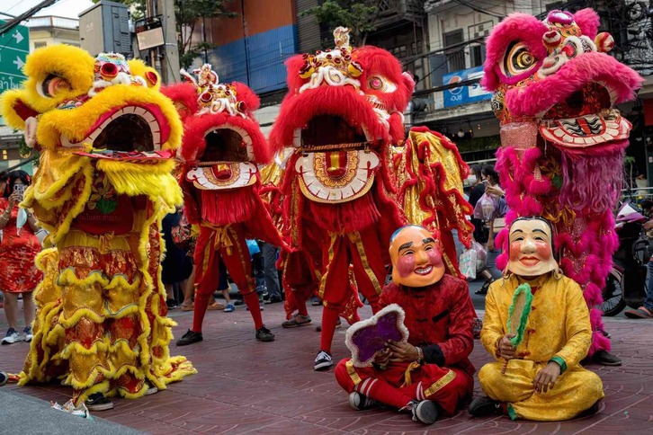 Txinan ez ezik, mundu osoan ospatzen da jai erraldoi hau. Irudian ospakizunak Tailandian.