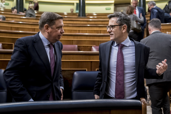 El ministro de Alimentación y Pesca, Luis Planas, y el de Presidencia, Félix Bolaños, esta tarde en el Congreso.