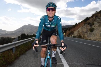 Iñigo Elósegui, con su nuevo maillot del Kern Pharma.