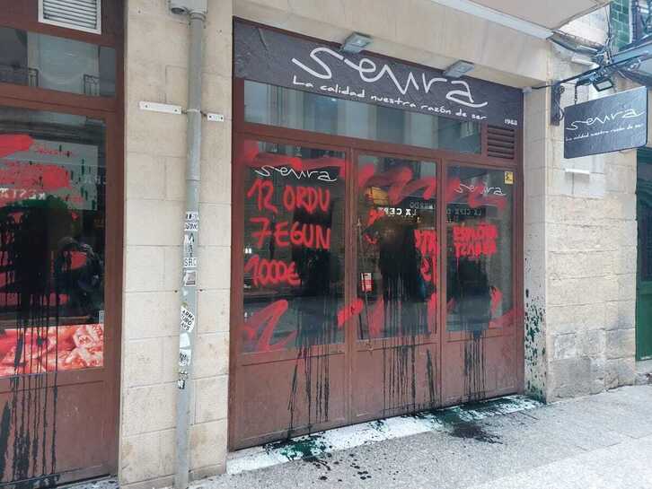 Pintadas en el restaurante de un empresario detenido por explotación.