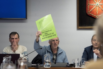 José Lázaro Ibáñez Compains, secretario general del Partido Carlista, muestra una pancarta en el Parlamento navarro con los nombres de los mercenarios que participaron en la denominada ‘Operación Reconquista’