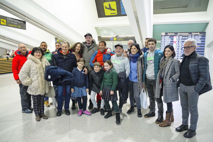 Alex Txikon, junto a familiares y amigos a su llegada a Loiu.