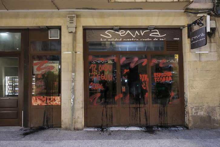 Pintadas en uno de los restaurantes de los empresarios detenidos por explotación, en Alde Zaharra de Donostia.