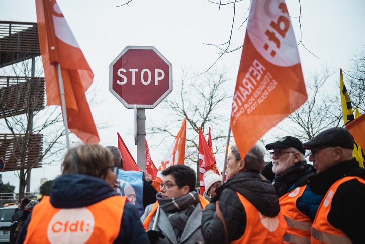 Lasserreren bulegoan, Angelun, egindako elkarretaratzea.