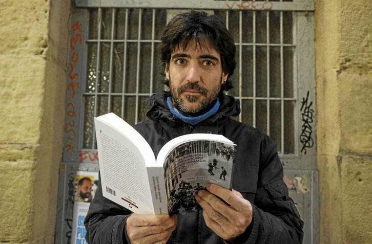 El historiador Javi Bulces con su libro, ayer en Donostia.