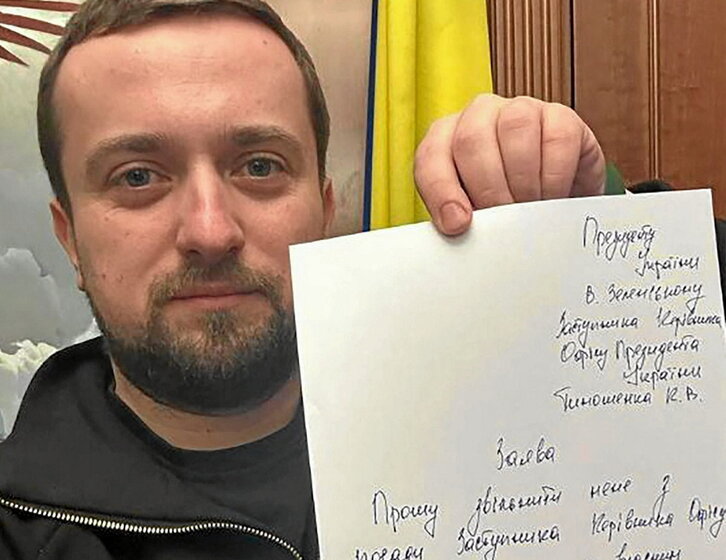 Kirilo Timoshenko, asesor de Zelenski, muestra su carta de renuncia.