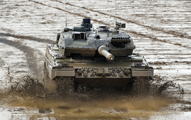Un tanque Leopard 2A6 del Ejército alemán maniobra en el barro en Munster.