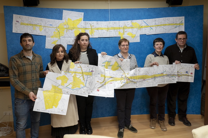 Alcaldes y concejales de los municipios afectados, muestran los planos con los nuevos vertederos. 