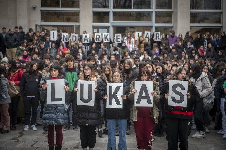 Concentración a las puertas del Instituto Usandizaga de Donostia.