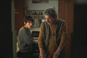 Adriana Ugarte es la madre coraje que busca venganza, y aquí aparece junto el secundario Antonio Dechent.