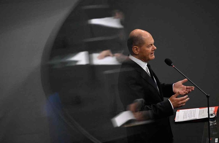 Scholz interviene en el Bundestag para confirmar el envío de los tanques a Ucrania.