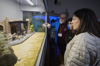 Irekia elevó a noticia oficial la visita guiada en navidades de Beatriz Artolazabal a una exposición de belenes en Gasteiz.