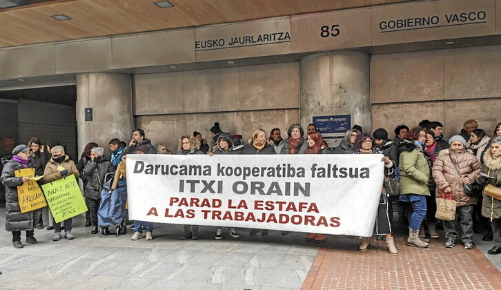 Elkarretaratzea egin dute Lakuako Gobernuak Bilbon duen egoitzaren aurrean.