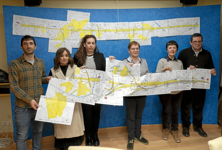 Las alcaldesas de Garinoain, Tebas, Barasoain y Puiu, junto a ediles, con el mapa total del subtramo.