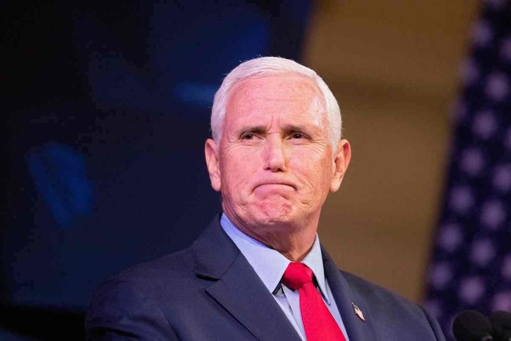Mike Pence presidenteorde ohia, igaro den apirilean Charlottesvilleko Virginiako Unibertsitatean ateratako argazki batean.