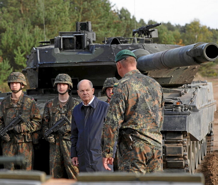 El canciller alemán, Olaf Scholz, con soldados alemanes junto a un Leopard 2.