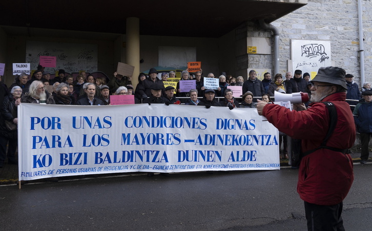 Concentración celebrada este jueves frente a la antigua Clínica Arana.