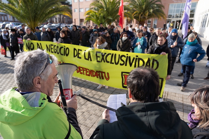 Concentración de LAB para mostrar su rechazo a la posible supresión de la exclusividad de los médicos.