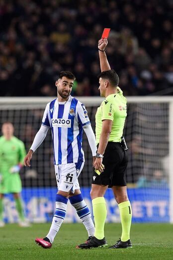 Brais Méndez, expulsado con tarjeta roja directa por el colegiado Gil Manzano.