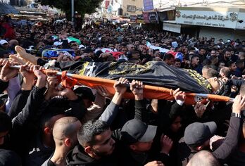 Palestinos llevan a hombros los cadáveres de algunos de los fallecidos en la masacre de Yenín.