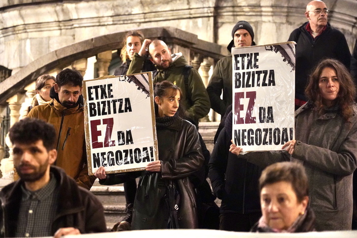 Concentración en Bilbo para denunciar la muerte de un hombre sin hogar.