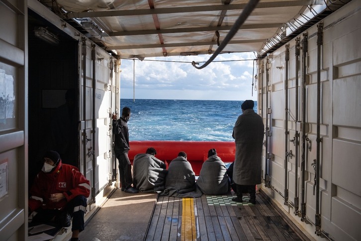 Varios migrantes rescatados, en el Ocean Viking.