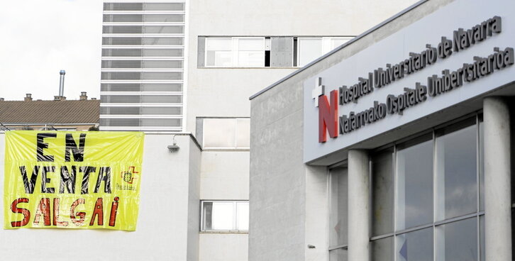 Pancarta para denunciar la deriva hacia la privatización de la sanidad navarra.